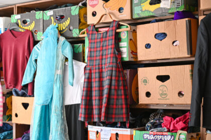 Prekyba į Panevėžyje, Rožių gatvėje įsikūrusią agentūrą „SOS vaikai“ suneštais daiktais draudžiama, anksčiau tai skelbė jų dalinimo vietoje kabėjęs užrašas.