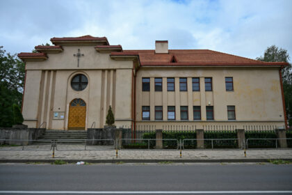 Senyviems ar judėjimo negalią turintiems tikintiesiems Marijonų koplyčia sunkiai pasiekiama. Lazdelėmis besiramsčiuojantieji vargiai įveikia stačius jos laiptus, o tuos, kas atvyksta vežimėliais, į koplyčią tenka užnešti.