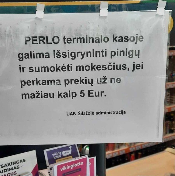 Tokie skelbimai „Šilažolės“ valdomose kaimo parduotuvėse papiktino ne vieną pirkėją. Tačiau „Šilažolės“ vadovybė tikina, kad tai tik prašymas, ne reikalavimas. SKAITYTOJO nuotr.