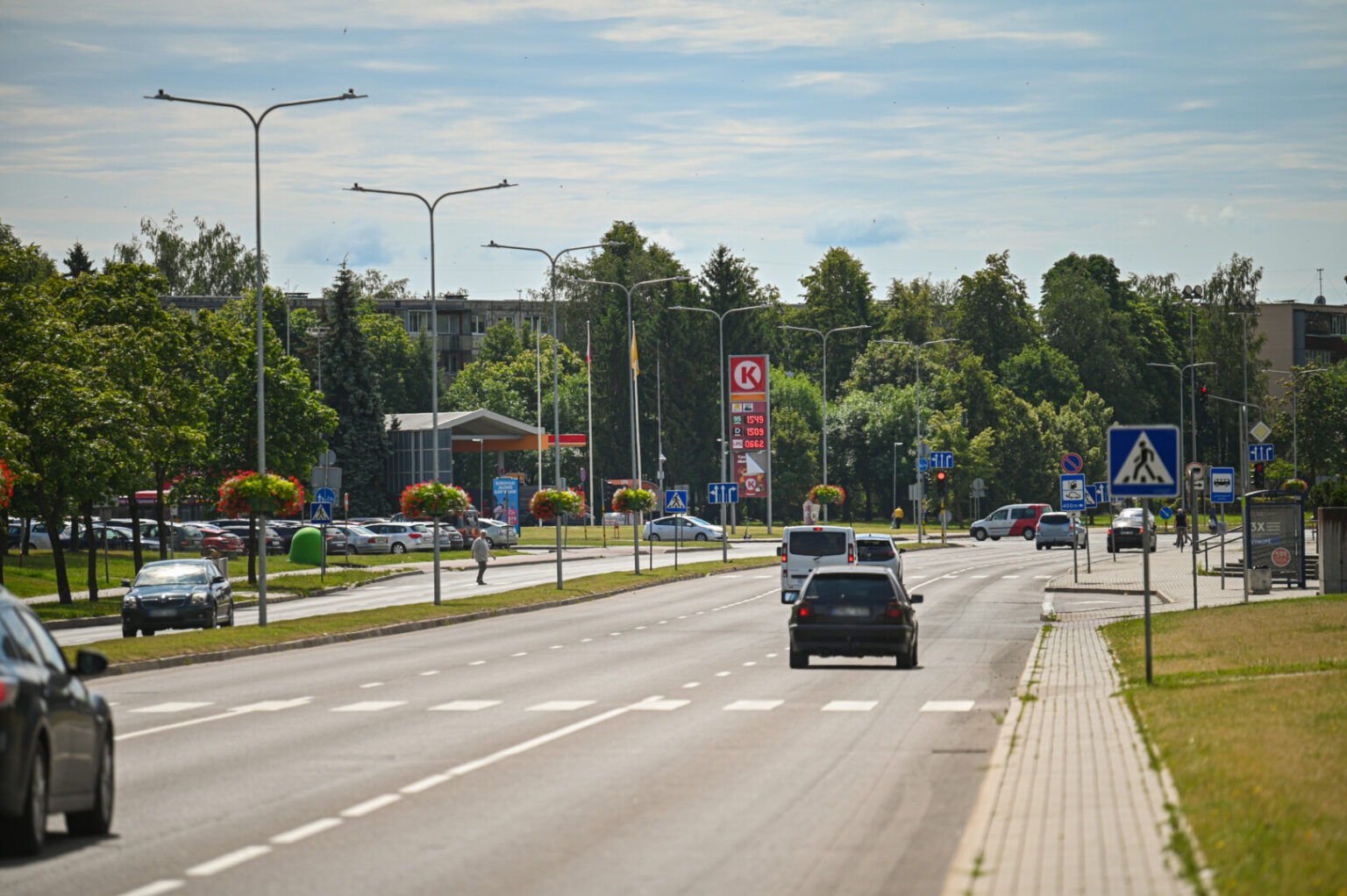 Karščiams nesitraukiant iš Lietuvos, dėl nebūdingai aukštų temperatūrų kenčia ne tik visa, kas gyva, – neatlaiko net gatvės ir keliai.