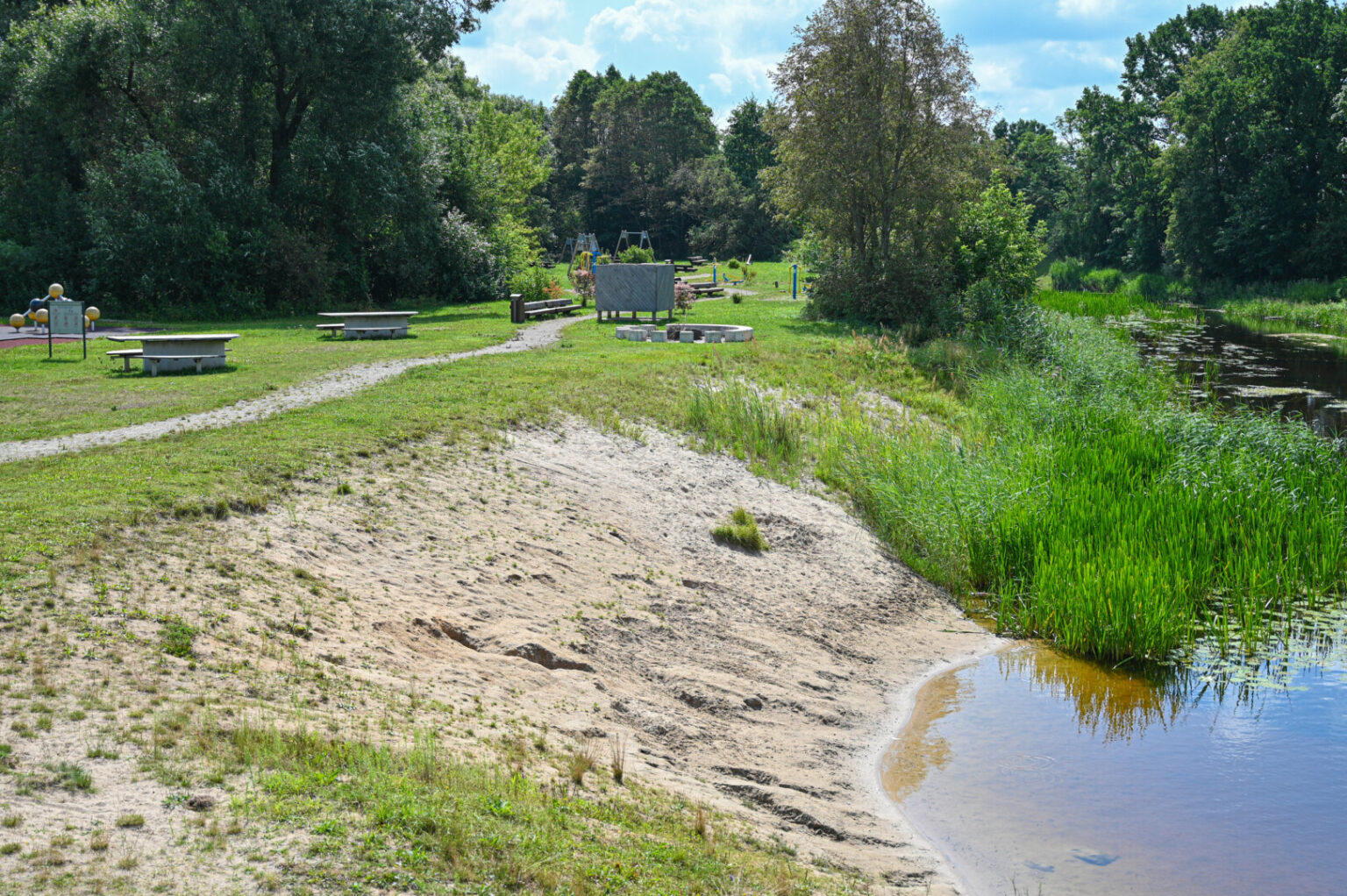 Raguviai ir miežiškėnai pro jų miestelius tekančioje Nevėžio upėje gali tik pabraidyti.