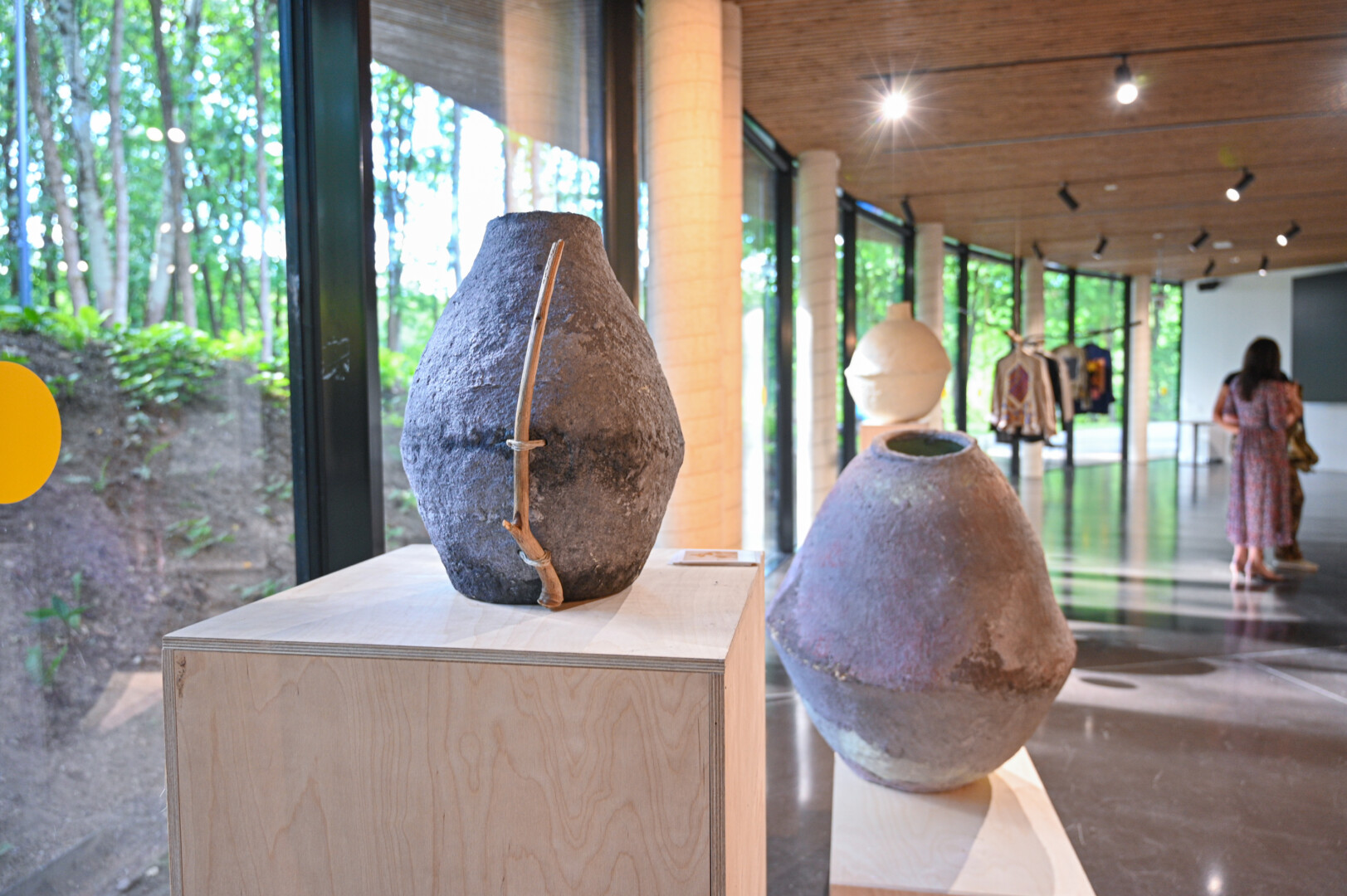 Ivetos šviestuvų iš perdirbto popieriaus neutralios, pastelinės spalvos tarsi sufleruoja apie Latvijos menininkės ramią asmenybę. P. Židonio nuotr.