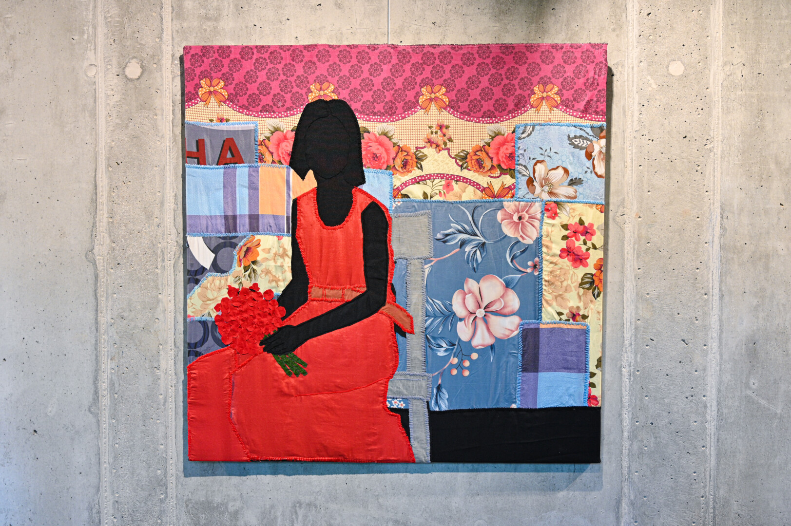 K. Melke dirba su tekstilės likučiais. Šio menininko darbai pasakoja istorijas socialinėmis ir politinėmis temomis, pabrėžiant tvarumą ir pakartotinį išteklių naudojimą. P. Židonio nuotr.