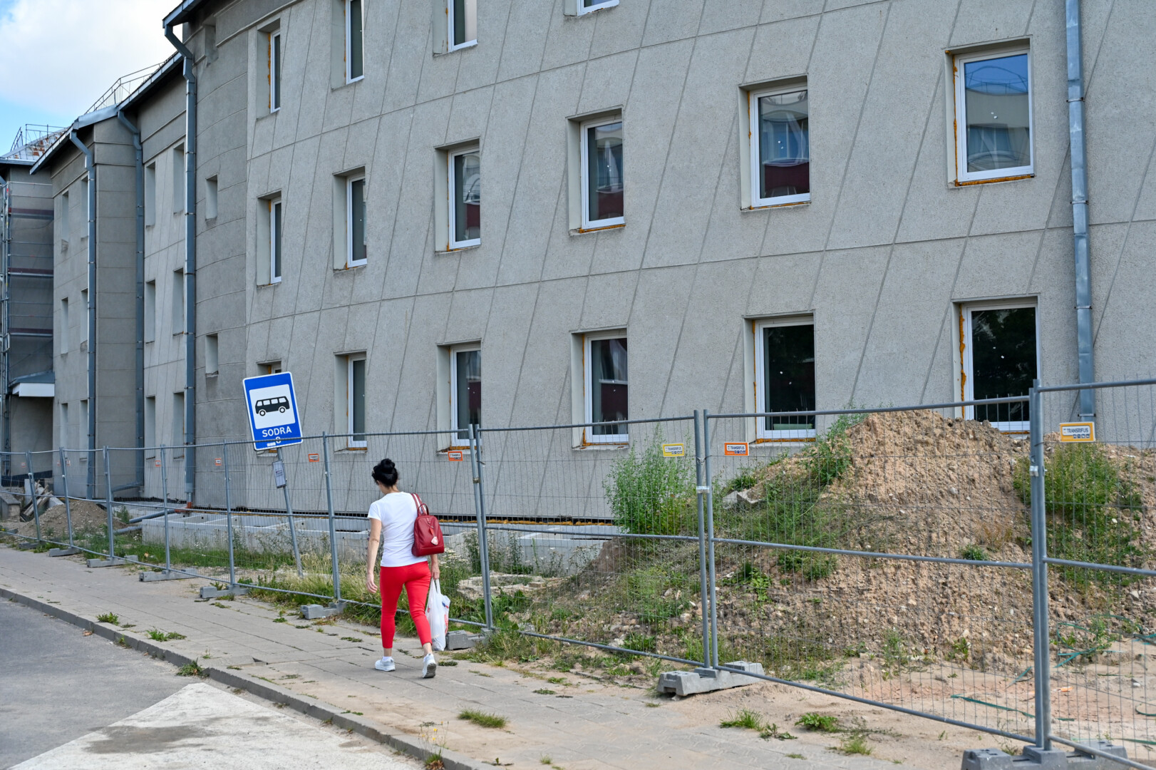Eina ketvirtas mėnuo, kai už „Sodros“ pastatą juosiančios statybinės tvoros nematyti jokio judėjimo. G. KARTANO nuotr.