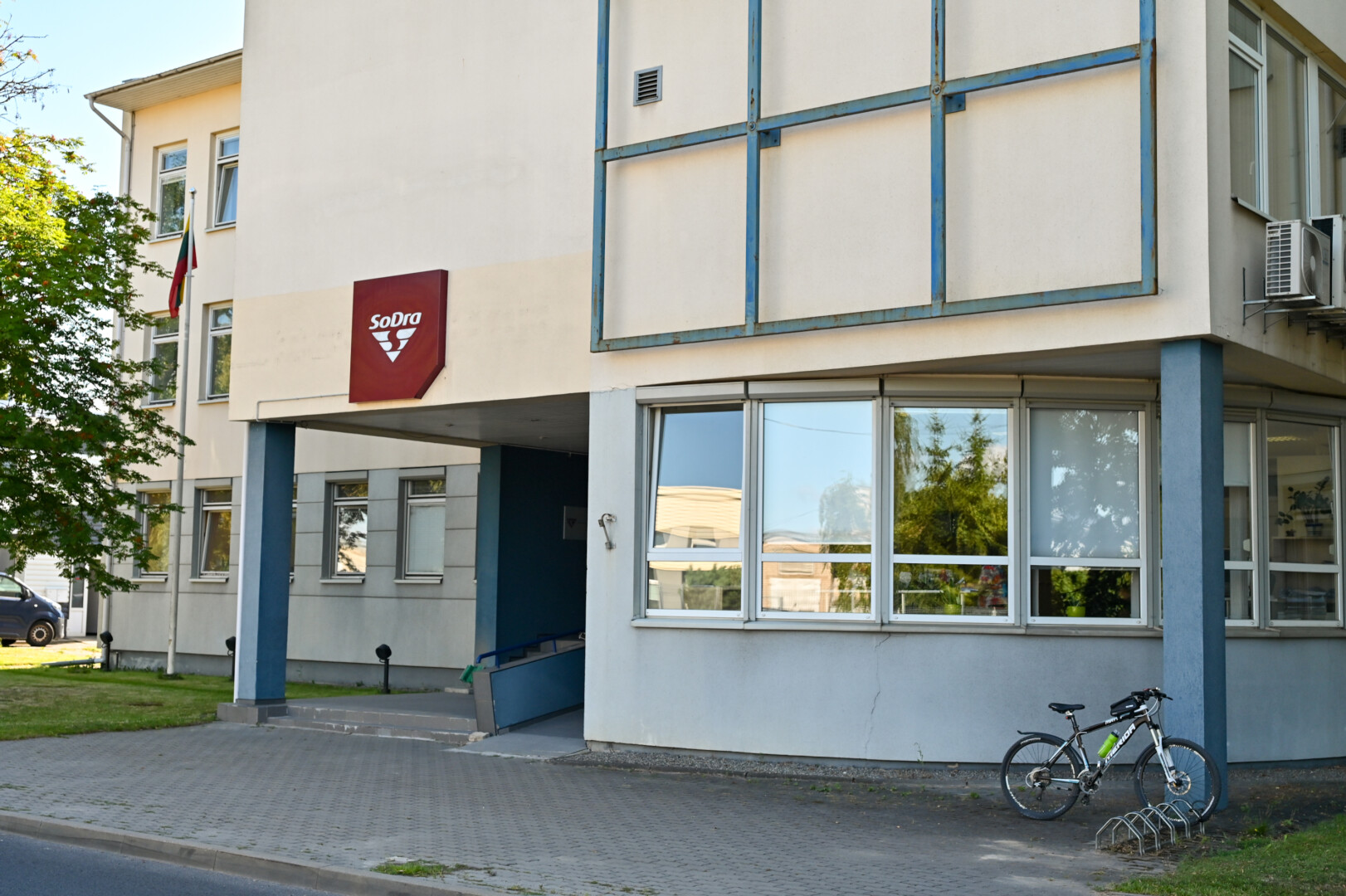 Kol baigsis remontas „Sodros“ pastate Vasario 16-osios gatvėje, šios įstaigos darbuotojai darbuojasi, klientus priiminėja Senamiesčio gatvėje. G. KARTANO nuotr.