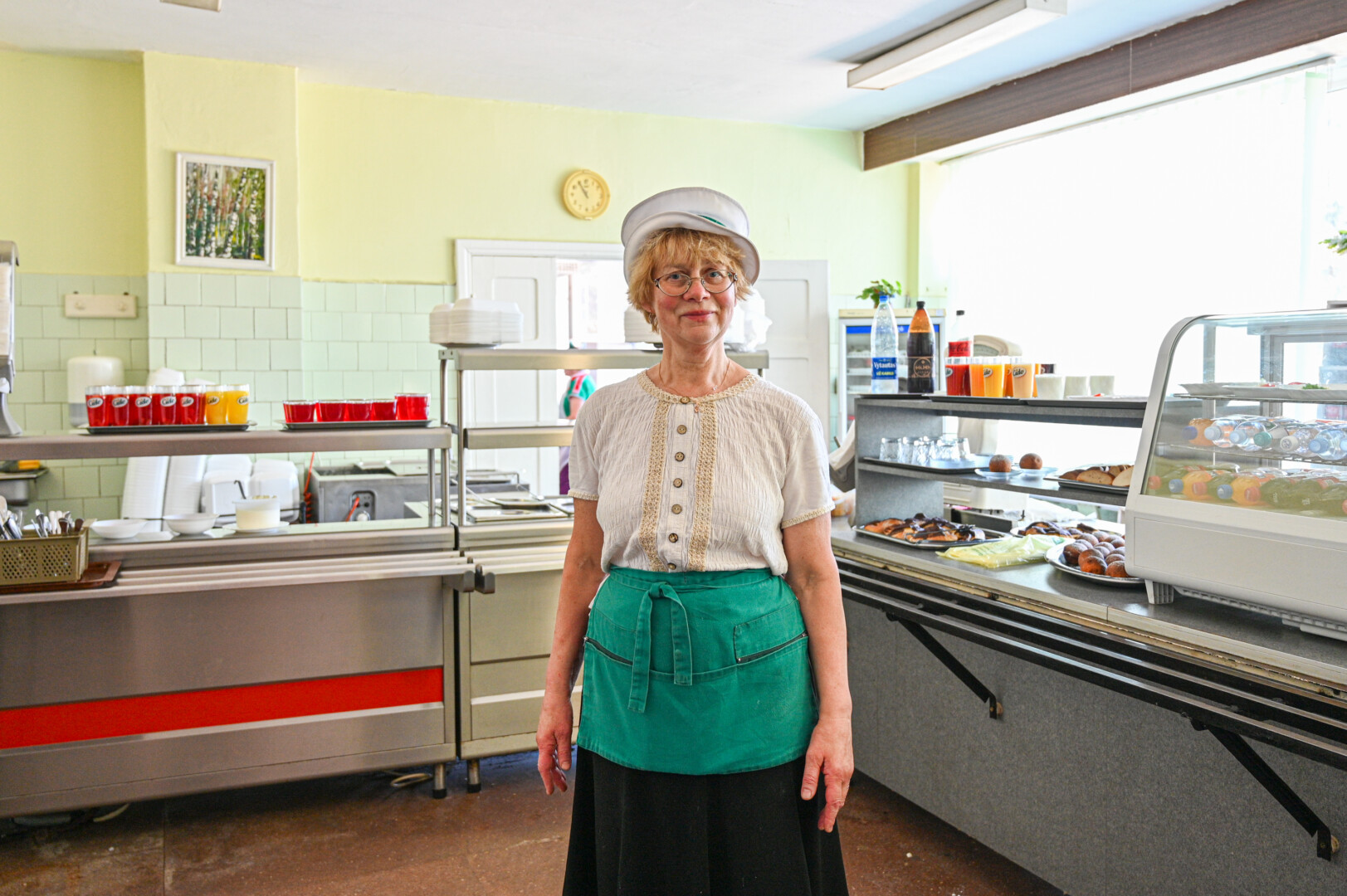 Iki šių dienų veikiančios buvusio mėsos kombinato valgyklos savininkė bei vedėja Zita Tolvaišienė joje dirba 45-us metus. P. Židonio nuotr.