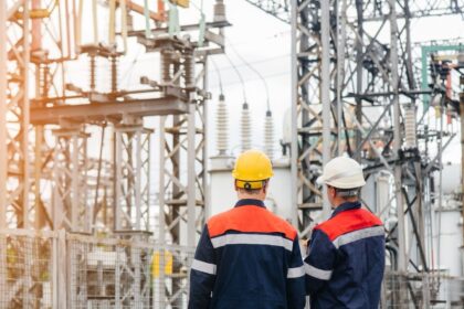 Baltijos šalių elektros perdavimo sistemų operatoriai per artimiausias savaitės planuoja informuoti rusiją ir Baltarusiją apie nepratęsiamą bendros su šiomis šalimis elektros sistemos sutartį (BRELL) ir pasitraukimą iš rusiškos elektros sistemos 2025 metų vasarį, trečiadienį pranešė Energetikos ministerija.