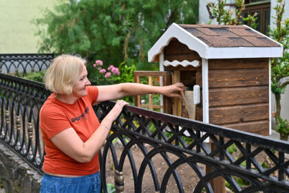 Pernai po Smėlynės gatvės daugiabučių langais įkurdinusi lauko bibliotekėlę, šiemet Sandra Mikonienė ją pakeitė knygų nameliu.