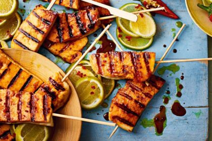 Sūris, keptas grilyje, – kas gali būti gardesnio? Juk būtent atviros liepsnos atskleidžia visus šio nuostabaus produkto skonius ir aromatą.