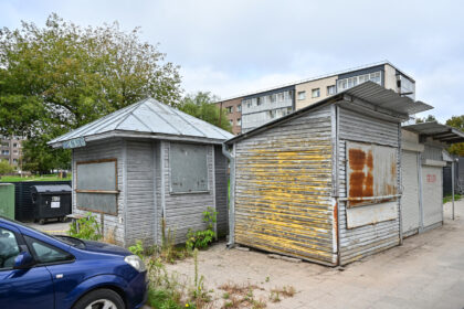 Panevėžyje, Aukštaičių gatvėje, šalia buvusios turgavietės tebestovintys apleisti kioskai virsta šios miesto dalies pūliniu.