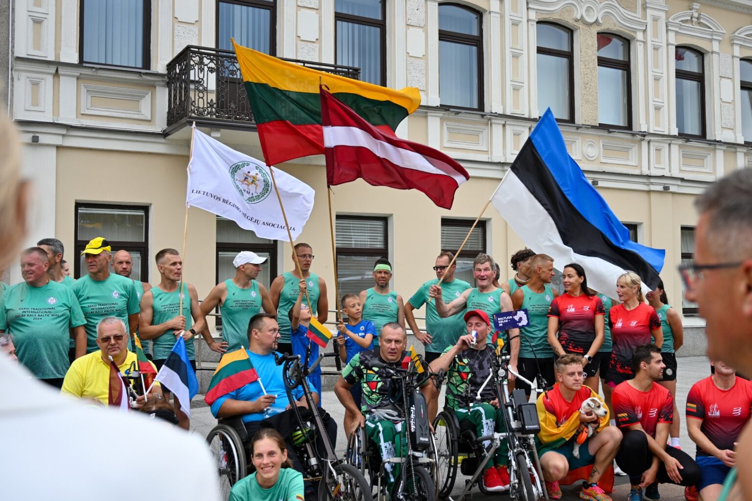 Laisvės aikštėje penktadienio vakarą panevėžiečiai pasitiko tarptautinio estafetinio bėgimo „Baltijos kelias“ dalyvius.