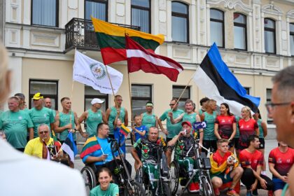 Laisvės aikštėje penktadienio vakarą panevėžiečiai pasitiko tarptautinio estafetinio bėgimo „Baltijos kelias“ dalyvius.