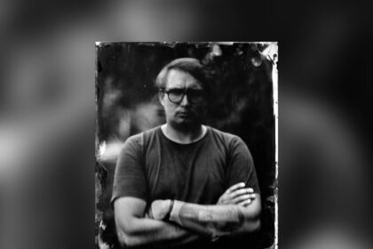 Arvydas Gudas – menininkas, dirbantis su sunkiai aprėpiama disciplinų įvairove. Panevėžyje ar Vilniuje atėję į spektaklį galite susidurti su jo kurta scenografija, kostiumais ar vaizdo projekcija, o Panevėžio gatvėse neabejotinai esate praėję pro jo kurtus plakatus.