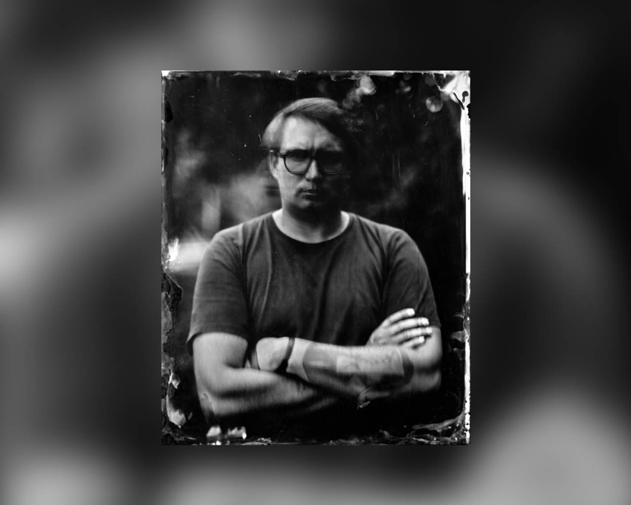 Arvydas Gudas – menininkas, dirbantis su sunkiai aprėpiama disciplinų įvairove. Panevėžyje ar Vilniuje atėję į spektaklį galite susidurti su jo kurta scenografija, kostiumais ar vaizdo projekcija, o Panevėžio gatvėse neabejotinai esate praėję pro jo kurtus plakatus.