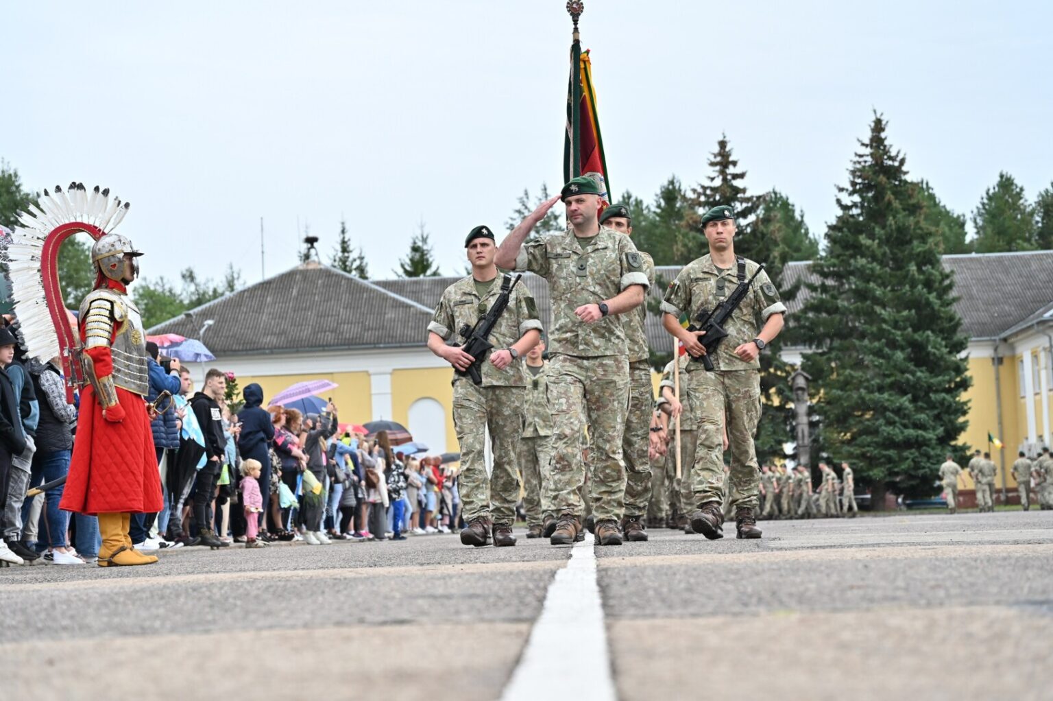 Karaliaus Mindaugo husarų batalione penktadienį vyko nuolatinę privalomąją pradinę karo tarnybą baigusių karių išleidimo į atsargą ceremonija.