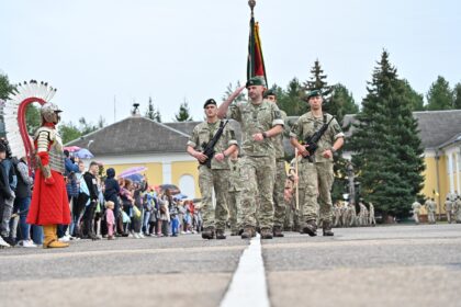 Karaliaus Mindaugo husarų batalione penktadienį vyko nuolatinę privalomąją pradinę karo tarnybą baigusių karių išleidimo į atsargą ceremonija.