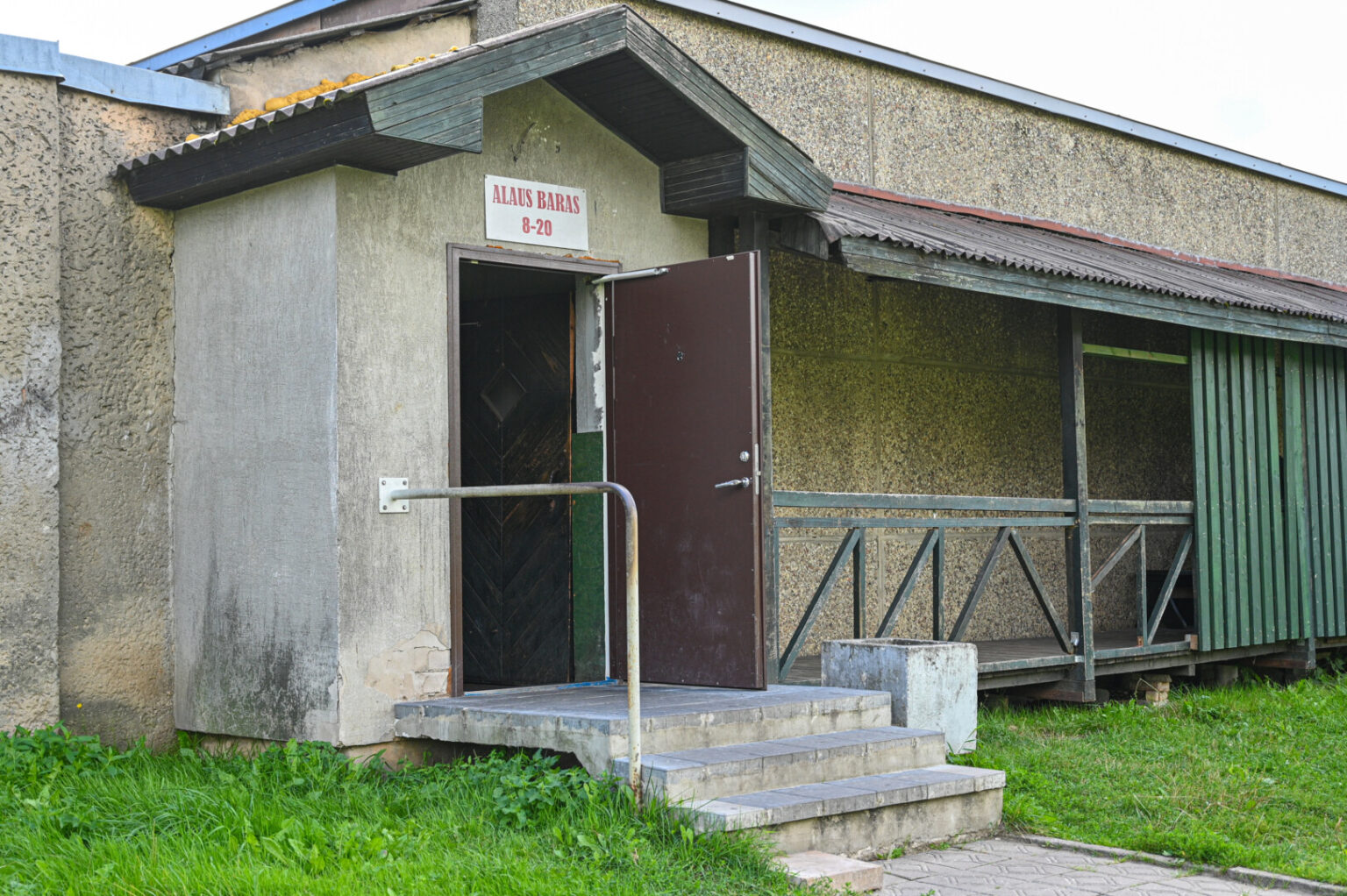 Panevėžio Statybininkų gatvės 56-ojo namo gyventojams po langais žaliuoja pačių sodinti medžiai ir dekoratyviniai krūmai, tačiau vietoje paukščių čiulbesio girdi nesiliaujančius keiksmus ir girtuoklių blevyzgas.