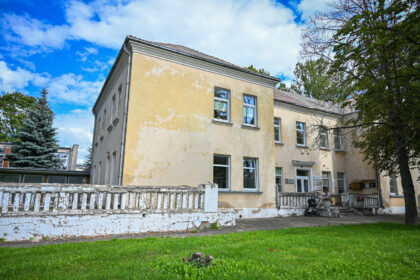 Įdomios architektūros, bet pagal tipinį sovietmečio projektą statytas pastatas Panevėžyje, Topolių alėjoje, po savo stogu priglaudęs Elenos Mezginaitės viešąją biblioteką ir Pedagogų švietimo centrą, tampa pavojingu.