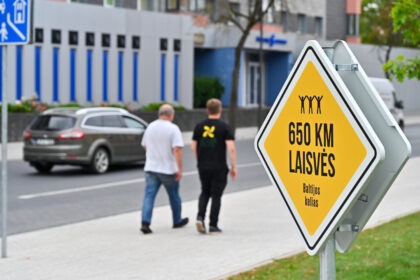 Artėjant Baltijos kelio 35-mečiui, Panevėžyje iškilo šiai progai atminti skirtas ženklas.