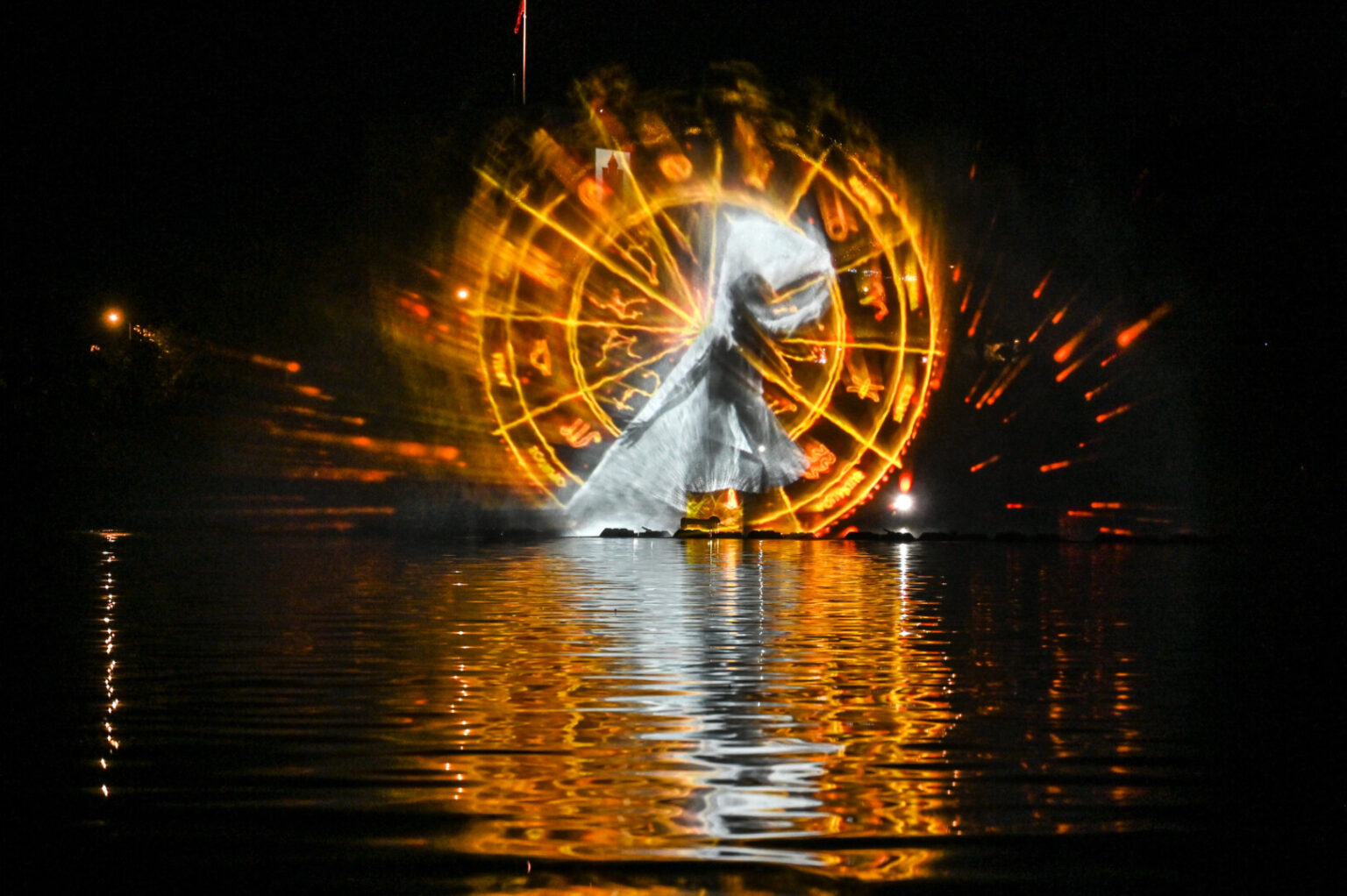 Anksčiau temstant po daugiau nei mėnesio pertraukos Panevėžyje atnaujinti plaukiojančio Senvagės fontano naktiniai spektakliai ant vandens.