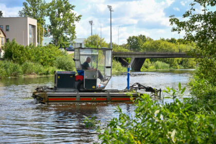 Per Panevėžį besirangančiame Nevėžyje prasidėjo šienapjūtė. Specialia technika iš upės pjaunamos prižėlusios žolės.