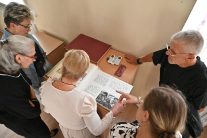 Panevėžio Raimundo Sargūno sporto gimnazijoje, buvusioje sporto internatinėje mokykloje, prieš 50 metų ją baigę klasės draugai susitiko dar kartą prisiminti jaunystėje iškrėstas išdaigas, parašytas dainas bei linksmas akimirkas.