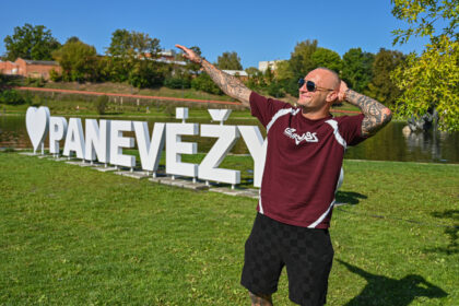 Panevėžio ambasadoriumi JAV tituluotas Aleksandras Smirnovas prieš metus tapo pirmuoju lietuviu, laimėjusiu pusmaratonį Antarktidoje, birželį tą patį panevėžietis pakartojo Madagaskare, o neseniai parsivežė medalį iš didžiausios pasaulio salos, vieno atokiausių pasaulio kampelių – Grenlandijos.