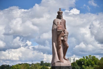 1503 metų rugsėjo 7-ąją Lietuvos didysis kunigaikštis ir Lenkijos karalius Aleksandras savo rašte Ramygalos bažnyčios klebonui apie dovanojamas žemes tarp Nevėžio ir Lėvens upių pirmą kartą paminėjo Panevėžio miesto vardą. Kas dar mums žinoma apie simbolinę pradžią miestui prie Nevėžio davusį monarchą, iškilusį tikrų sostų karų epochoje, – šventojo brolį, Kristupo Kolumbo amžininką ir uolų reformatorių?