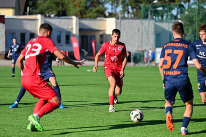 Nuo šiol futbolo entuziastai Panevėžyje galės džiaugtis geresnėmis sąlygomis treniruotis ir siekti aukštų sportinių rezultatų – atidarytas atnaujintas futbolo akademijos „Panevėžys“ stadionas, esantis Smėlynės gatvėje.