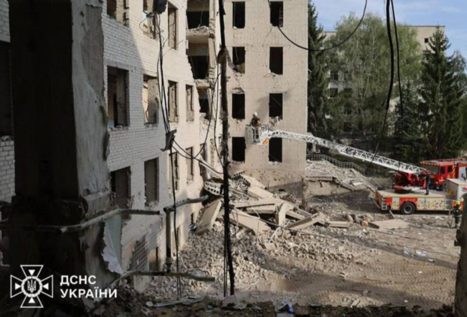 Viena po kitos atskridusios dvi rusų paleistos raketos „Iskander“ per penkiolika sekundžių sukėlė vieną didžiausių tragedijų šiame Ukrainos kare – per sprogdinimus Poltavoje žuvo kelios dešimtys žmonių, dar keli šimtai buvo sužeisti. Daugybė jų liko be rankų ar kojų, kai kurių padėtis tebėra kritiška.