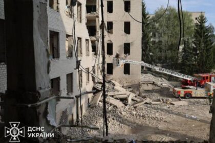 Viena po kitos atskridusios dvi rusų paleistos raketos „Iskander“ per penkiolika sekundžių sukėlė vieną didžiausių tragedijų šiame Ukrainos kare – per sprogdinimus Poltavoje žuvo kelios dešimtys žmonių, dar keli šimtai buvo sužeisti. Daugybė jų liko be rankų ar kojų, kai kurių padėtis tebėra kritiška.