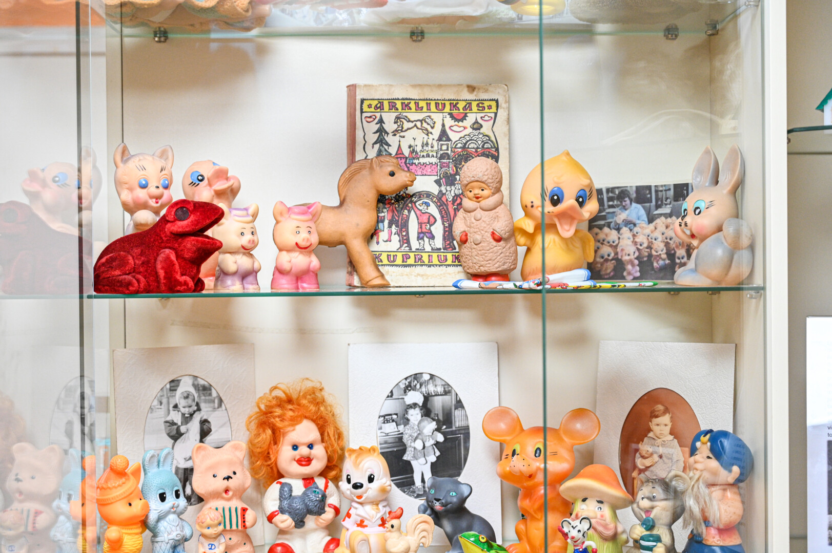 „Žaliosios pelėdos“ bibliotekoje eksponuojami žaislai, pagaminti prieš keturiasdešimt, penkiasdešimt ir daugiau metų. P. ŽIDONIO nuotr.