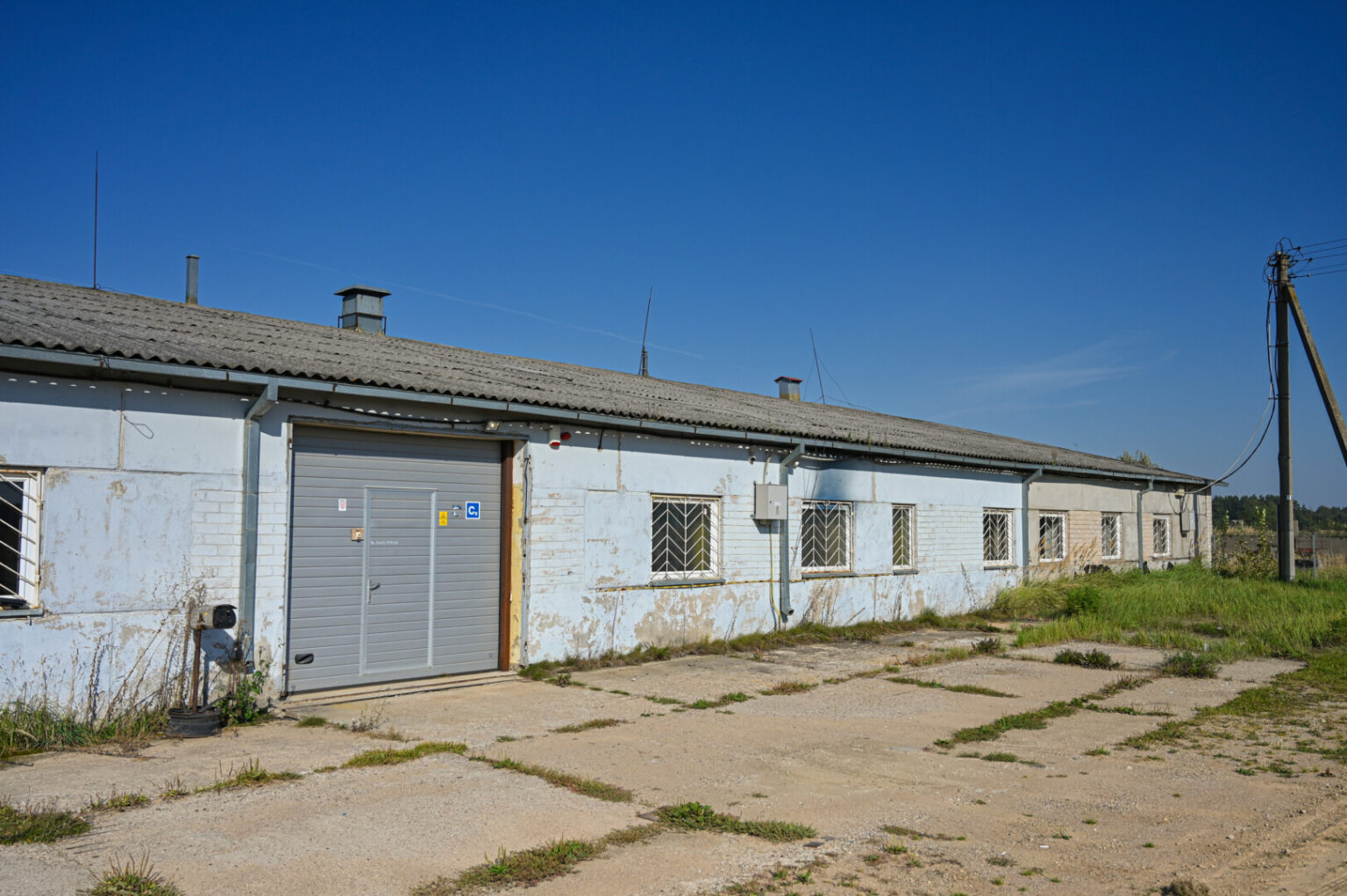 Netoli turistų lankomo Paįstrio aerodromo įsikūrusiame Kriaučiūnų kaime, kaip tvirtina jo gyventojai, nuo smarvės jau išgaišo dešimtys vištų.