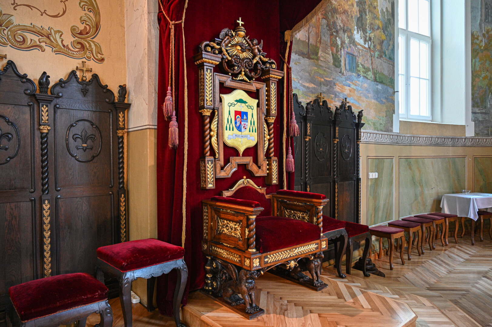 Viena iš svarbių ir reikšmingų katedros vertybių yra po iškilmingu baldakimu stovintis vyskupo sostas. Dabartinio Panevėžio vyskupo Lino Genadijaus Vodopjanovo OFM herbo šūkis „Beati pacifici“ reiškia „Palaiminti taikdariai“. P. ŽIDONIO nuotr.