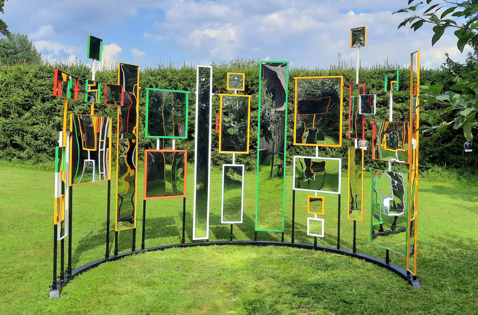 Giedrius Mazūras juokauja, kad sudėliojus instaliaciją jam kilo noras šokti, nors ir nesąs šokėjas. G. MAZŪRO ASMENINIO ARCHYVO nuotr. 