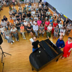 Juozo Miltinio dramos teatras kviečia lankytojus iš arčiau susipažinti su Algio Kriščiūno – menininko, iliustratoriaus, tekstų rašytojo, fotografo, muzikanto bei grupės „Foje“ buvusio būgnininko darbais.