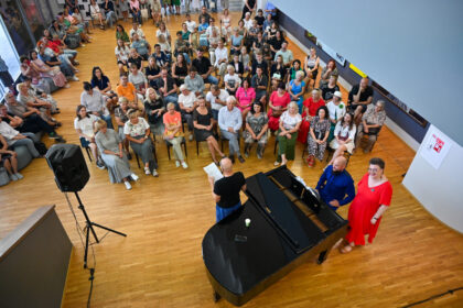 Juozo Miltinio dramos teatras kviečia lankytojus iš arčiau susipažinti su Algio Kriščiūno – menininko, iliustratoriaus, tekstų rašytojo, fotografo, muzikanto bei grupės „Foje“ buvusio būgnininko darbais.