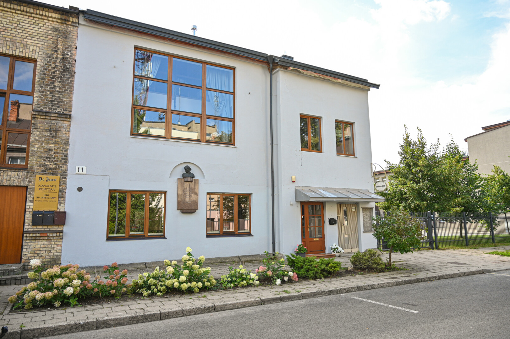 Ant šio namo P. Puzino gatvėje fasado kabo dvi memorialinės lentos: Jonui Žitkui ir Salomėjai Nėriai. P. ŽIDONIO nuotr. 