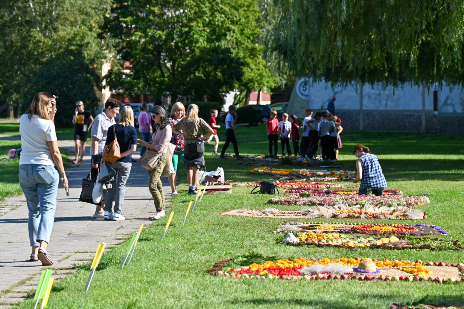 Panevėžio lopšelis-darželis „Puriena“ jau penkioliktus metus iš eilės subūrė miesto švietimo įstaigų bendruomenę į kūrybinių darbų plenerą po atviru dangumi „Gamtos spalvos“.
