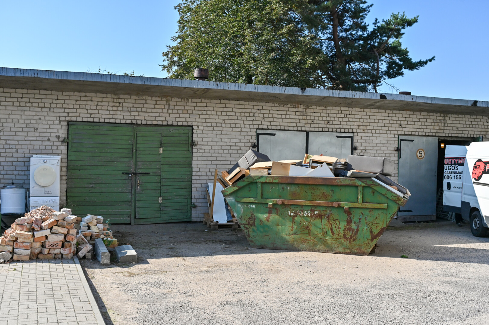 Panevėžio palaikomojo gydymo ir slaugos ligoninės kieme netrukus prasidės statybos – seni garažai bus rekonstruoti į modernų Paliatyvos pagalbos dienos centrą. G. KARTANO nuotr. 