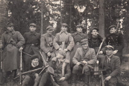 Beveik dešimtmetį trukusio ginkluoto pasipriešinimo sovietams pradžioje už Lietuvos laisvę kovoję partizanų būriai nevengė stoti į atvirus mūšius su okupantais. Tokių masyvių kautynių, kai susiremdavo keli šimtai kovotojų, yra regėjęs ir Panevėžio kraštas. Liejantis kraujui greitai suvokta: kad atsilaikytų prieš nesulyginamai didesnes priešo metamas pajėgas, būtina keisti taktiką.