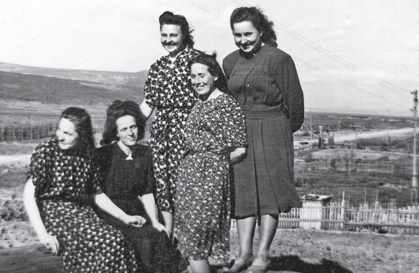 Politinės kalinės (iš kairės): Leokadija Ališauskaitė, Rožė Jankevičiūtė-Migla, Elvyra Pliupelytė-Zita, Salomėja Ivanauskienė ir neatpažinta moteris. Magadanas, 1956 m. R. ŽALNIERIŪNIENĖS ŠEIMOS ALBUMO nuotr.