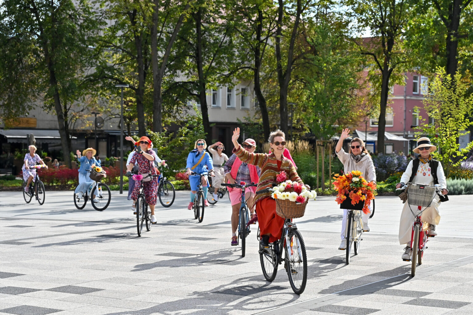 Minint Tarptautinę dieną be automobilio bei Europos judumo savaitę, Panevėžio gatves sekmadienį užtvindė elegantiškos, pasipuošusios moterys ant gėlėmis puoštų dviračių.