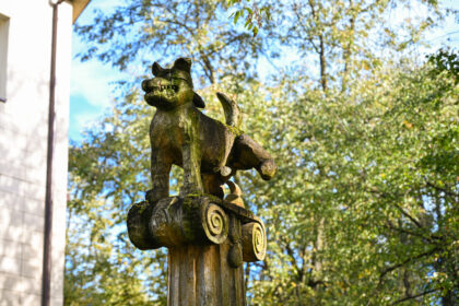 Prieš du dešimtmečius Marijonų ir Liepų alėjos gatvių kampe nelegaliai iškilusi medinė skulptūra „Prie Nevėžio krantų kelkim koją kartu“ keičiantis miestui ėmė praeiviams badyti akis.