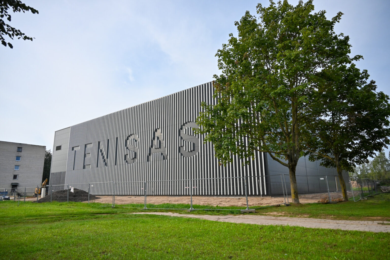 Teniso aistruoliams, iki šiol Panevėžyje kamuoliuką mušinėjantiems atvirose aikštelėse, dar šį rudenį atsivers galimybė ir tenisą, ir padelį žaisti po stogu.