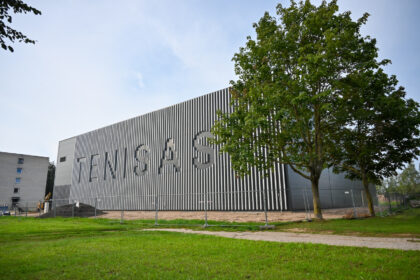 Teniso aistruoliams, iki šiol Panevėžyje kamuoliuką mušinėjantiems atvirose aikštelėse, dar šį rudenį atsivers galimybė ir tenisą, ir padelį žaisti po stogu.