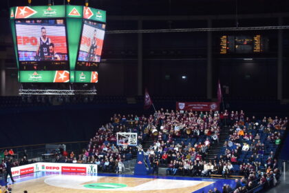 Panevėžio savivaldybei nutraukus nemokamų bilietų į renginius „Kalnapilio“ arenoje dalijimą, minios įpratusiųjų veltui stebėti reprezentacinės miesto komandos „7bet-Lietkabelis“ rungtynes ryja kartėlį.