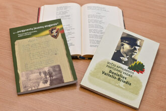 Nuo pat gimimo kiekvieno lietuvio gyvenime skambėjusios dainos partizanų kartą išlydėjo ir į miškus. Jos teikė stiprybės sunkiausiais pasipriešinimo sovietiniams okupantams metais, tapdavo išgyvenimų metraščiais ir laisvės šaukliais užgrobtai tautai.