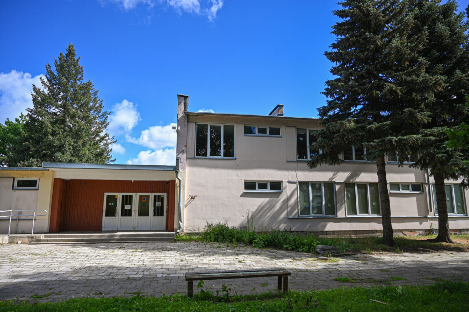 Panevėžio savivaldybės Peticijų komisija penktadienį svarstys peticiją, kuria prašoma atšaukti miesto Tarybos sprendimą buvusioje „Aušros“ progimnazijoje steigti pabėgėlių centrą.