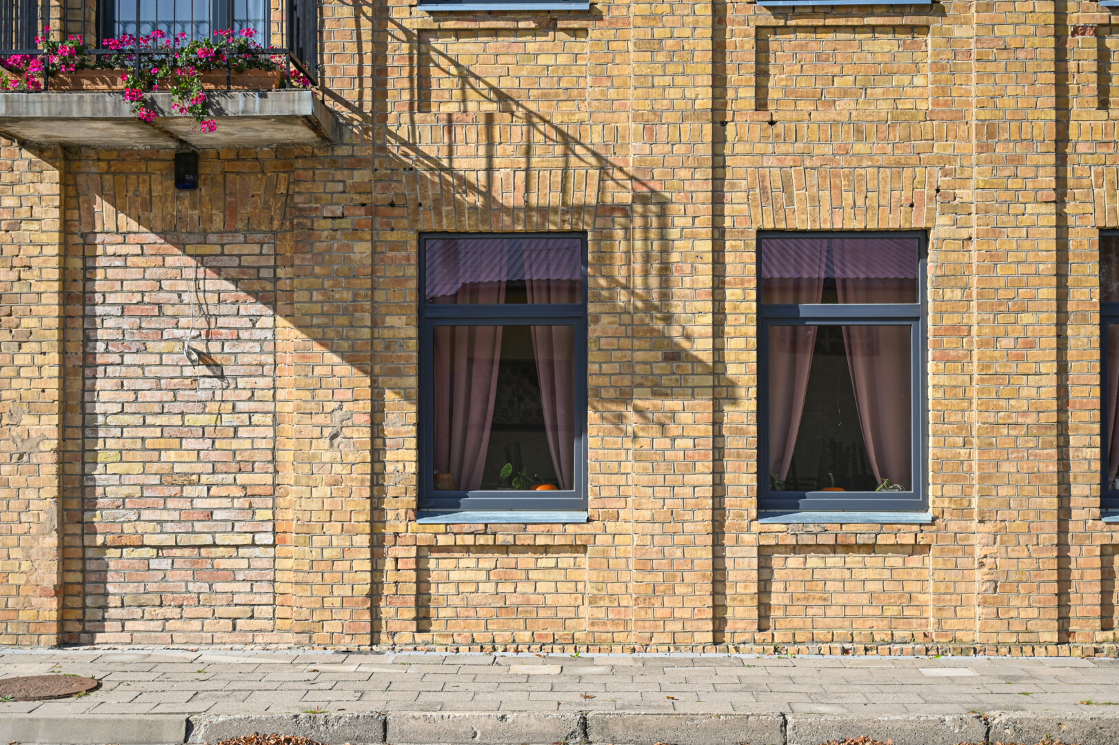 Nuo šio pastato sienos mįslingai pradingo atminimo lenta, primenanti, jog čia kankinti, kalinti, žudyti kovotojai už Lietuvos laisvę. P. ŽIDONIO nuotr.